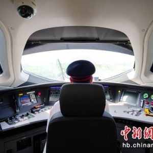 高铁司机“尖兵班”：高速行驶中立硬币鉴定技术