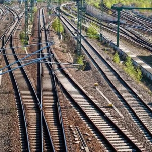 夏天气温升高，钢轨会变长吗？