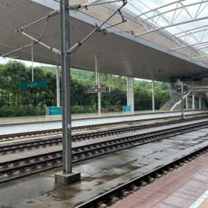 为什么说高铁站台雨天不能撑伞？