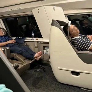 再次通报！铁路职工脱鞋袜占商务座，列车长被免职