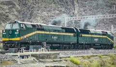 为何铁道霸主美国多用内燃机车，我国高铁却用电？哪个更先进？