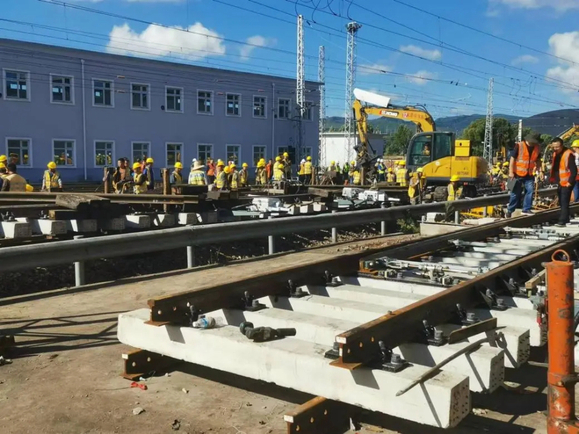 【城建动态】阳涉铁路开办客运服务工程首组道岔插铺施工顺利完成-1.jpg