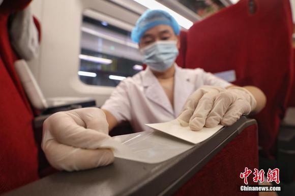 贵阳北动车运用所：动车消杀 防控疫情-2.jpg