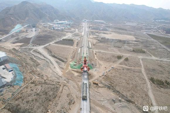最新消息！包银高铁内蒙古段全线桥隧贯通-2.jpg