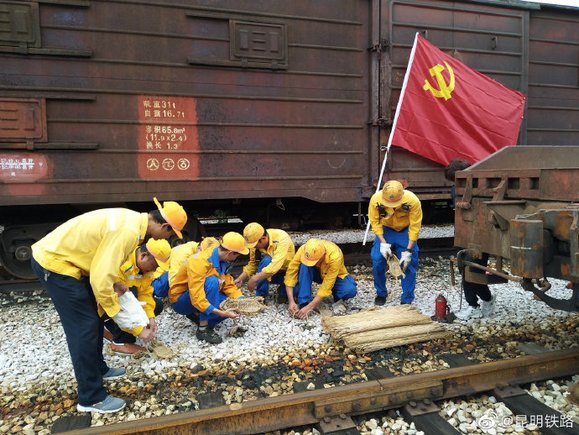 【昆明铁路】昆明北车辆段开远北作业场开展练兵-2.jpg