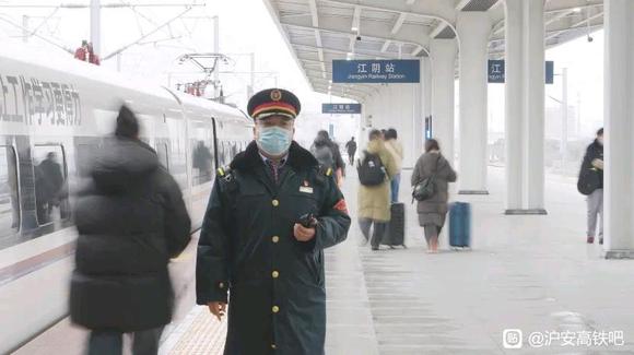 江阴高铁站：老季的三十年春运记忆-1.jpg