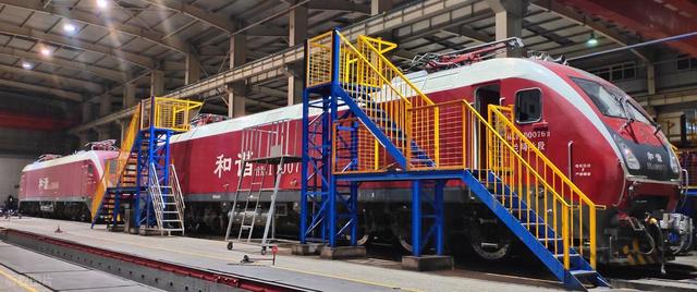 他们从不开火车，却是机车的“贴身管家”！凌晨-21℃坚守护航-2.jpg