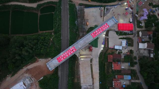 1.3万吨桥梁完成“空中体操” 襄荆高铁打通咽喉要道