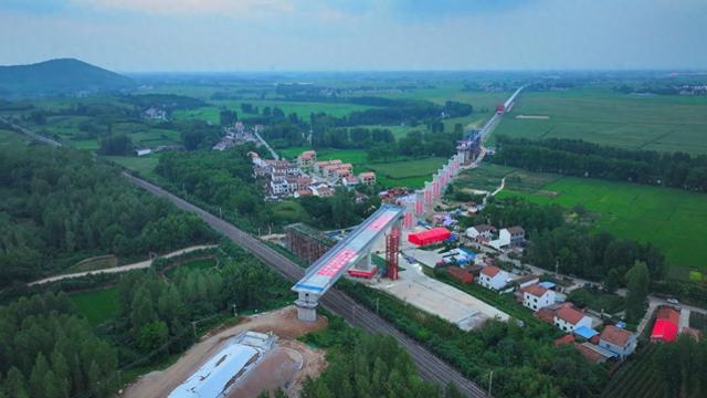 1.3万吨桥梁完成“空中体操” 襄荆高铁打通咽喉要道