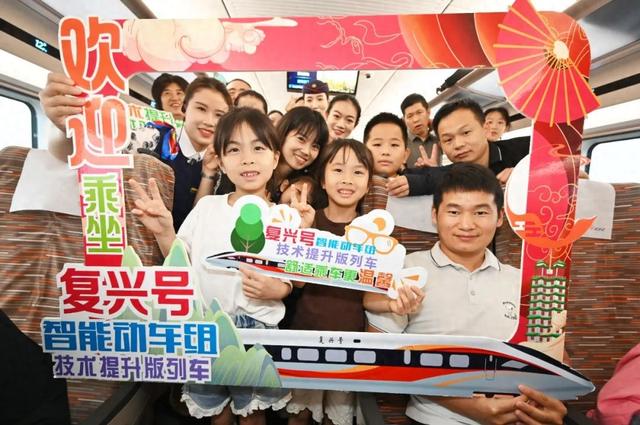新版“复兴号”昨日首发！还没体验？更多车次来了→