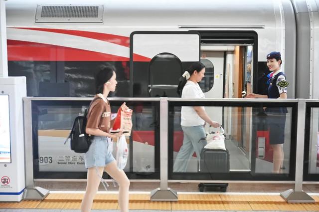 新版“复兴号”昨日首发！还没体验？更多车次来了→