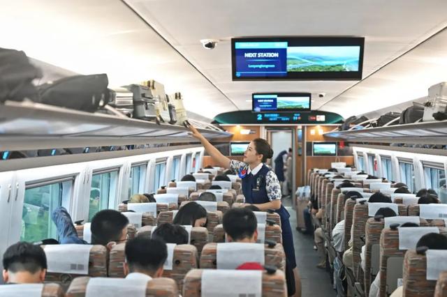 新版“复兴号”昨日首发！还没体验？更多车次来了→