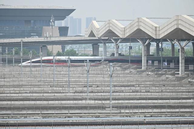 新版“复兴号”昨日首发！还没体验？更多车次来了→