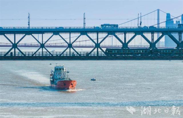 震撼一幕！火车和轮船同框，汽车和火车赛跑……