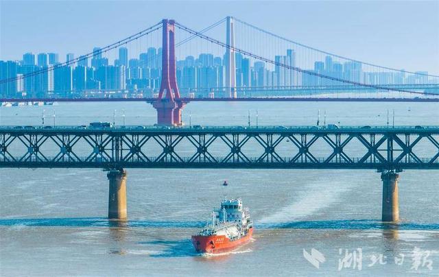 震撼一幕！火车和轮船同框，汽车和火车赛跑……