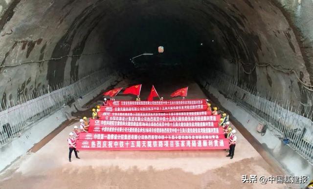 再上新台阶！天陇铁路张家湾隧道顺利贯通