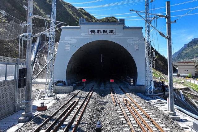 在“豆腐块里打洞”！揭秘川青铁路德胜隧道攻坚克难这十年｜大国工程