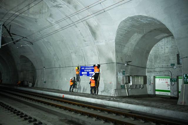 在“豆腐块里打洞”！揭秘川青铁路德胜隧道攻坚克难这十年｜大国工程