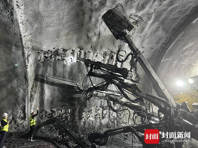 在“豆腐块里打洞”！揭秘川青铁路德胜隧道攻坚克难这十年｜大国工程