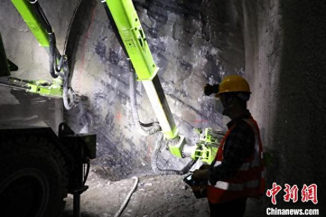 智能化设备助黄百铁路隧道掘进开启“加速度”