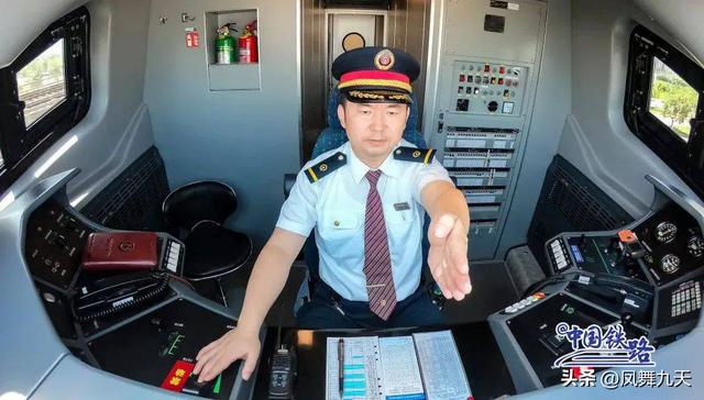 实拍！复兴号霸气“变脸”！
