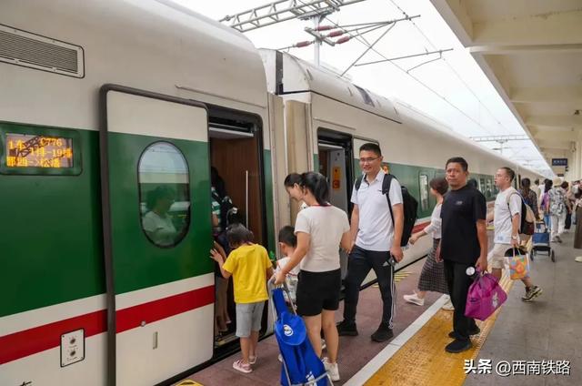 加开列车！“高原版”复兴号动车组首次上线川青铁路载客运营