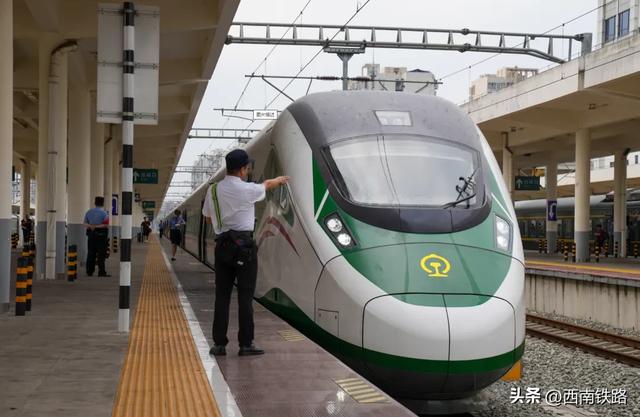 加开列车！“高原版”复兴号动车组首次上线川青铁路载客运营