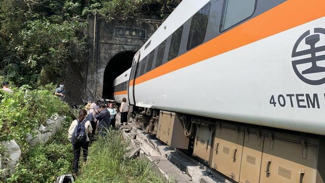 高铁是如何供电的？时速达300公里，头顶的高压线为什么磨不断？