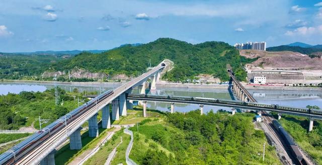 突破16万公里！中国铁路多项指标稳居世界前列