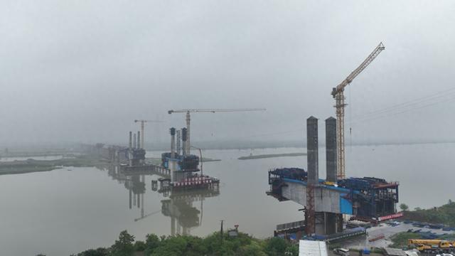 湖北在建的这座跨江铁路桥梁主塔全部封顶