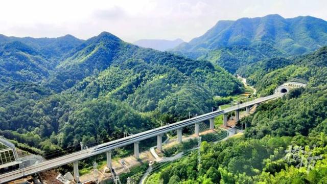 杭州至香港列车升级，新研制的复兴号智能动卧上线，就像是“移动的星级酒店”