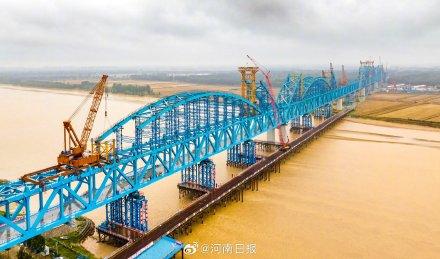 雄商高铁黄河特大桥首个拱肋顺利合龙