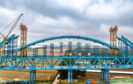 雄商高铁黄河特大桥首个拱肋顺利合龙