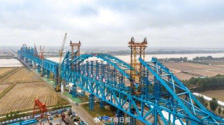 雄商高铁黄河特大桥首个拱肋顺利合龙