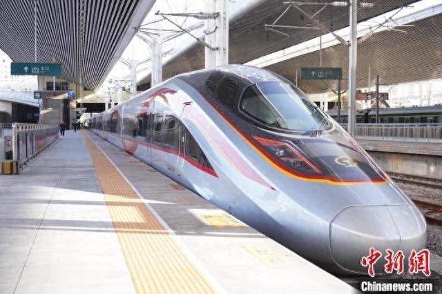 太铁首开“复兴号”智能动车组助旅客乘高铁游山西