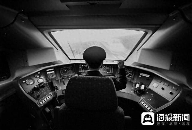 见证——光影里的新中国丨拥有自主产权的“复兴号”动车组驰骋在祖国的大地上