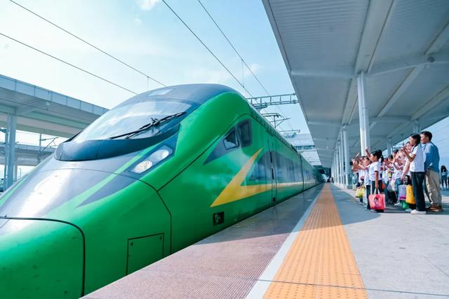 她们的童年，起点就是复兴号！