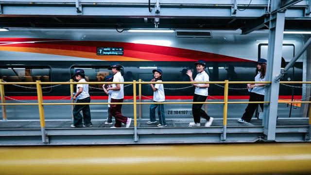 她们的童年，起点就是复兴号！