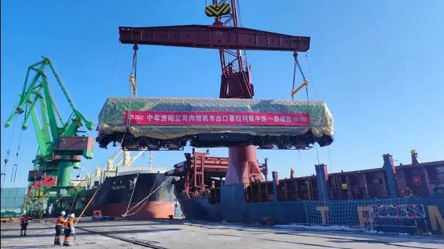 为何铁道霸主美国用内燃机车，而我国高铁却用电？哪个更先进？