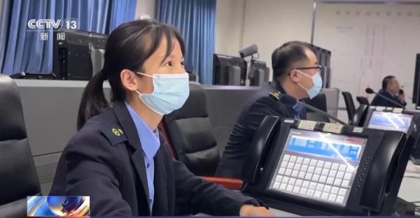 雨雪天气高铁接触网结冰怎么办？背后有这样一群人彻夜除冰护平安……