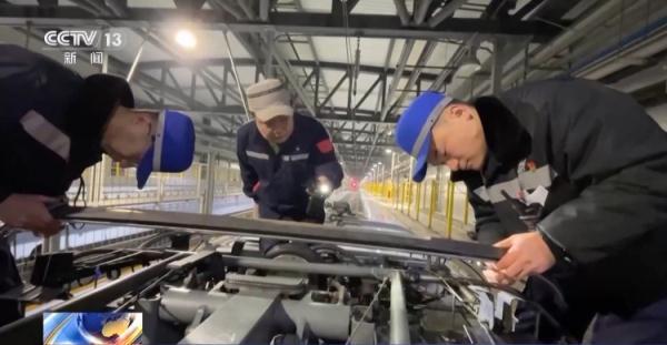 雨雪天气高铁接触网结冰怎么办？背后有这样一群人彻夜除冰护平安……