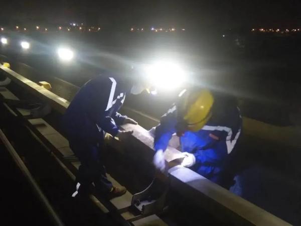 16号线列车上方没有接触网，如何受电开行？秘密在这里→