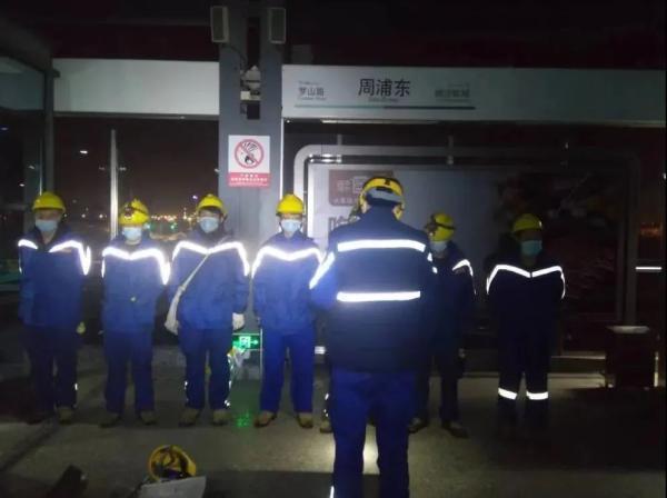 16号线列车上方没有接触网，如何受电开行？秘密在这里→