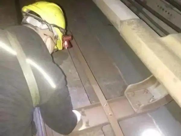 16号线列车上方没有接触网，如何受电开行？秘密在这里→
