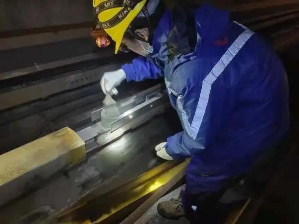 16号线列车上方没有接触网，如何受电开行？秘密在这里→