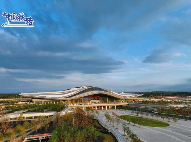 时速350公里！这条高铁开始试运行