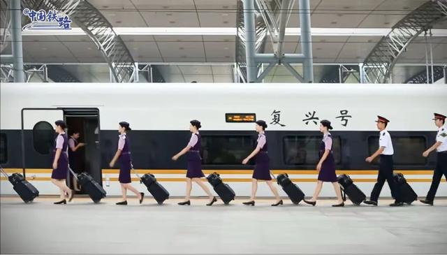 “列车女乘务员裙子容易走光”，网友建议换成裤子，12306回应