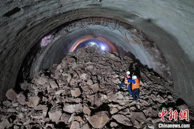 设计时速350公里的成达万高铁红星隧道顺利贯通