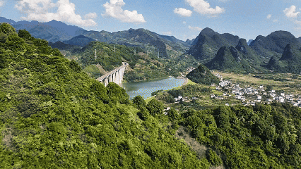 复兴号开到这里，旅客纷纷喊：“哇塞！”