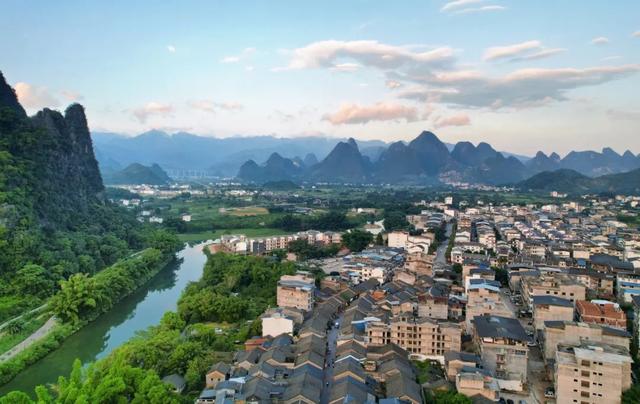 复兴号开到这里，旅客纷纷喊：“哇塞！”